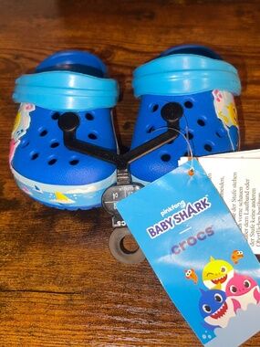 Crocs x Baby Shark